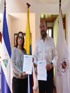 Embajada de la República de Colombia en Nicaragua, el Excelentísimo Embajador Alfredo Rangel Suárez y  la Vicerrectora MBA. Olga Robleto,